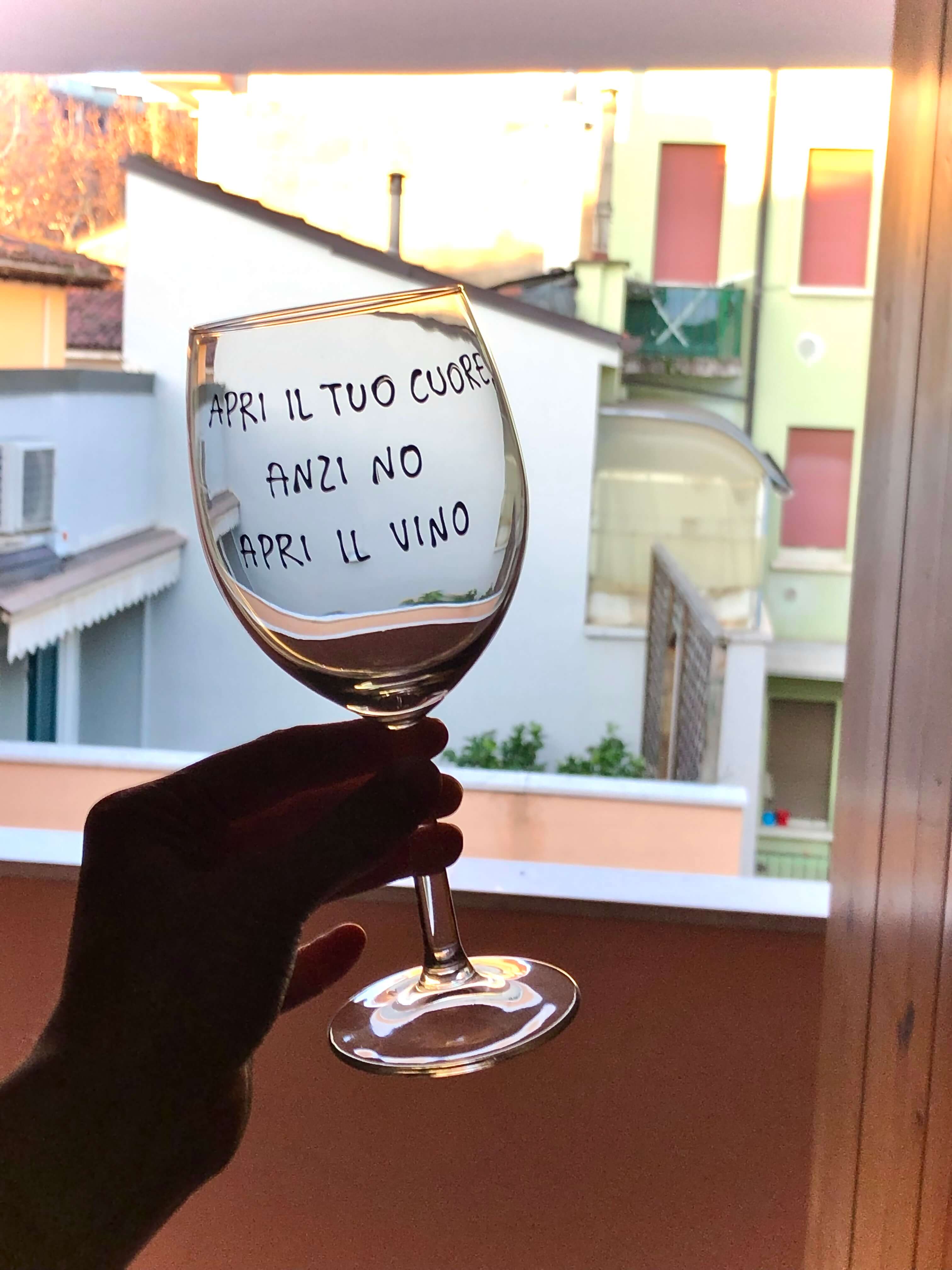 Apri il tuo cuore. Anzi no, apri il vino.